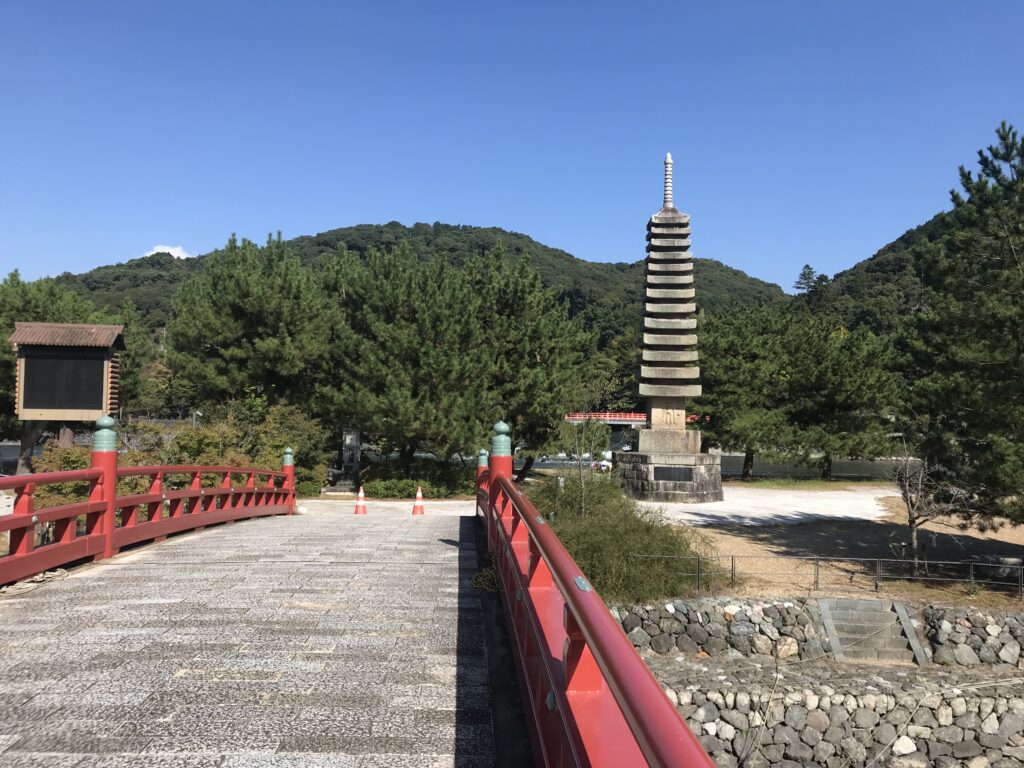 塔の下に眠る秘密とは？宇治の栄枯盛衰を見守り続ける島【宇治公園】 - 宇治ファン！